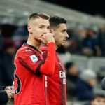 Francesco Camarda saat akan masuk lapangan di laga Milan vs Fiorentina