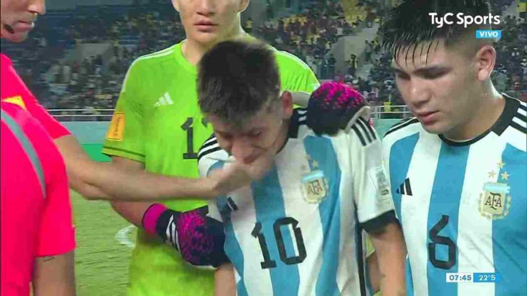 i10rrevehce Claudio Echeverri menangis usai kegagalan penaltinya memastikan Argentina tersingkir dari Piala Dunia U17