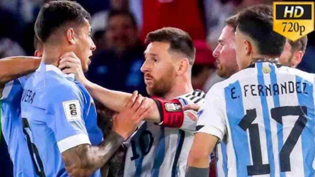 issemarevilo Lionel Messi mencekik leher Mathias Olivera dalam satu perkelahian saat laga Argentina vs Uruguay