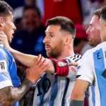 Lionel Messi mencekik leher Mathias Olivera dalam satu perkelahian saat laga Argentina vs Uruguay