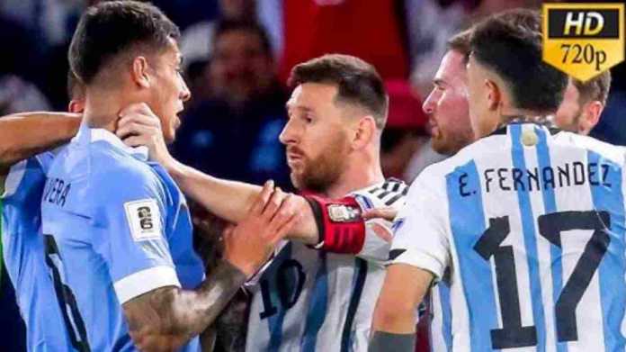 Lionel Messi mencekik leher Mathias Olivera dalam satu perkelahian saat laga Argentina vs Uruguay