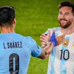 Luis Suarez dan Lionel Messi bersalaman dalam satu pertandingan Conmebol