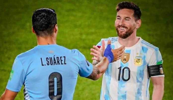 Luis Suarez dan Lionel Messi bersalaman dalam satu pertandingan Conmebol