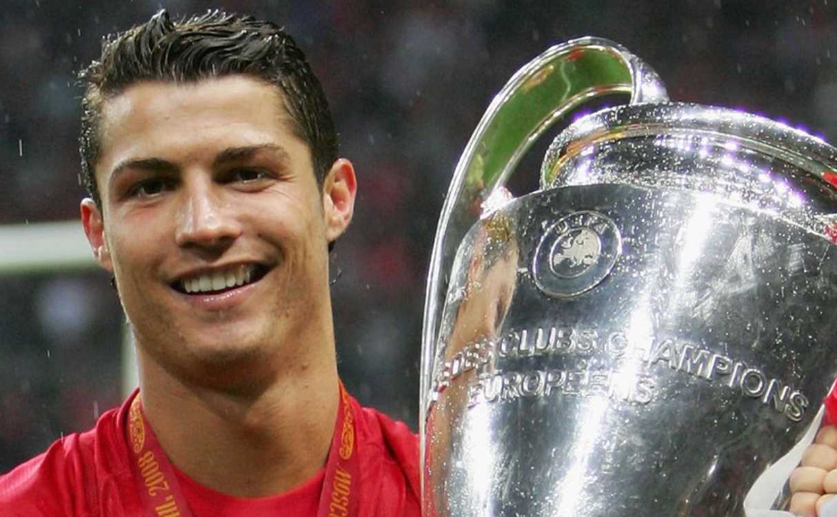 Cristiano Ronaldo pertama kali mengangkat trofi Liga Champions saat menjadi pemain Manchester United