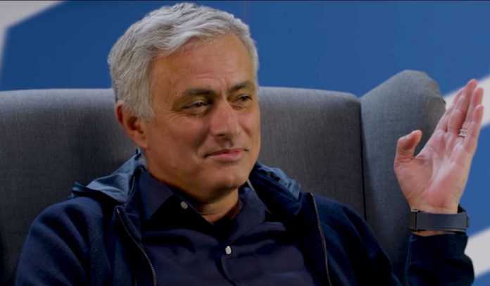 Jose Mourinho incar bek baru pada Januari 2024