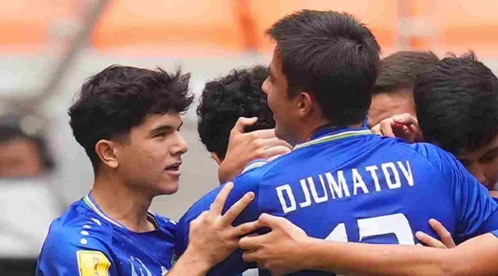 Para pemain Uzbekistan merayakan kelolosan mereka ke perempat final Piala Dunia U17