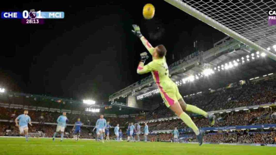 Tepisan Ederson yang berujung sepak pojok yang menjadi awal gol Thiago Silva Tepisan Ederson yang berujung sepak pojok yang menjadi awal gol Thiago Silva