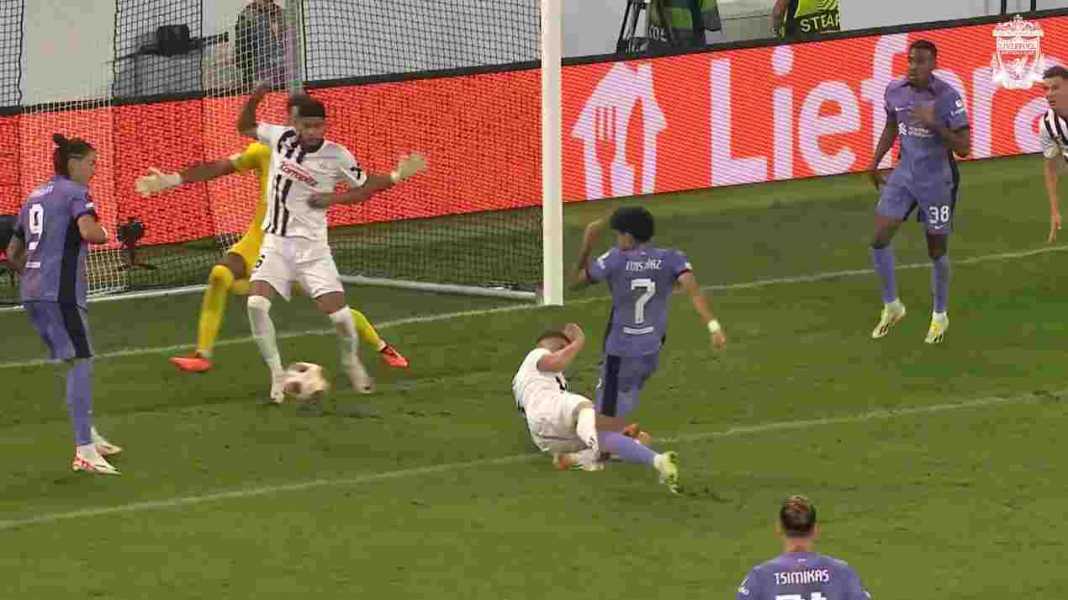 Luis Diaz melepaskan sebuah serangan ke gawang LASK