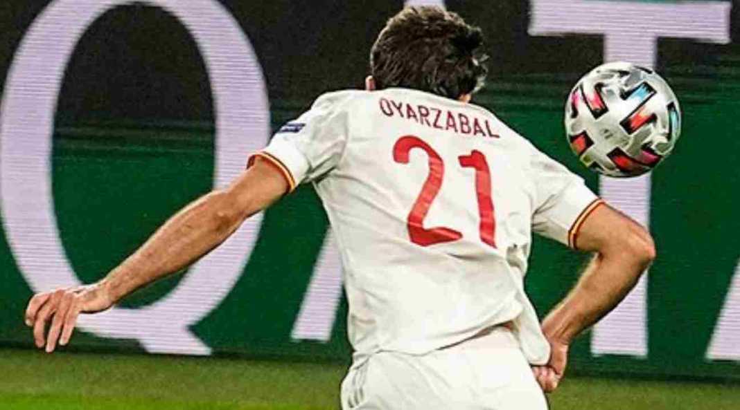 lekim21 Mikel Oyarzabal dalam sebuah adegan di depan gawang lawan