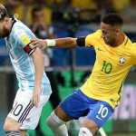 Lionel Messi bertarung lawan Brasil