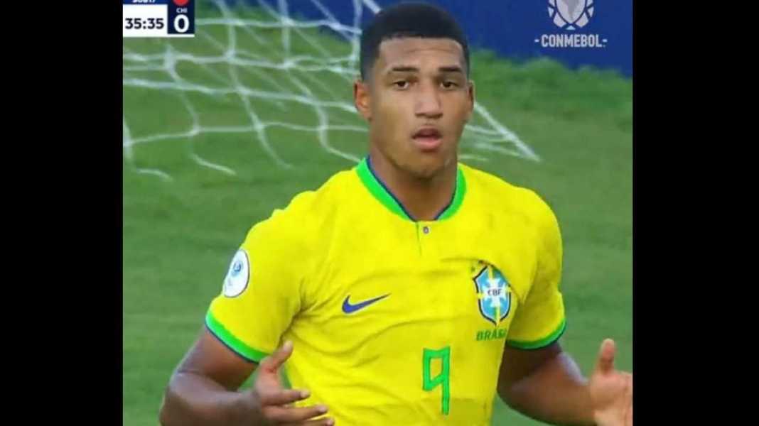 lisarbsaileauak Kaua Elias merayakan golnya bersama timnas Brasil