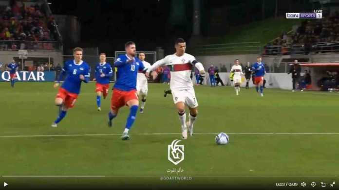 Cristiano Ronaldo bersiap melepaskan serangan ke gawang Liechtenstein