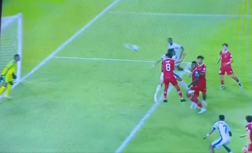 Arkhan Kaka menyundul bola menjadi gol penyama kedudukan kontra Panama