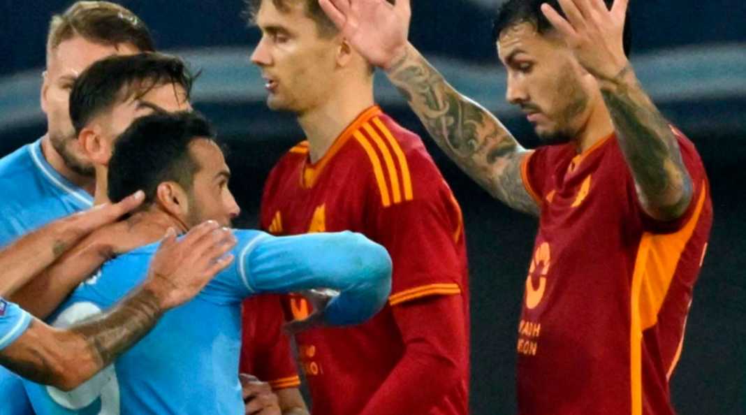 Pedro berkonfrontasi dengan Leandro Paredes dalam Derby Roma Pedro berkonfrontasi dengan Leandro Paredes dalam Derby Roma