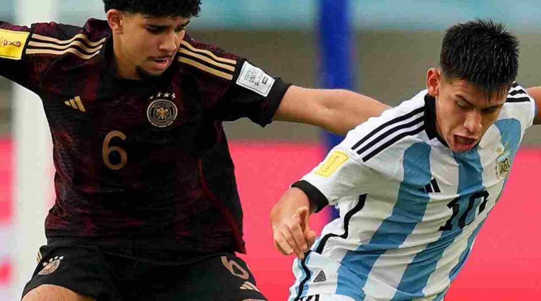 lkhtyu0610 Fayssal Harchaoui dan Claudio Echeverri berebut bola
