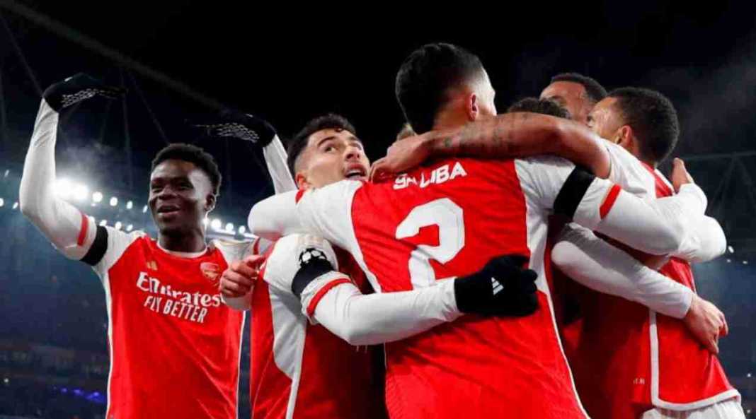 Para pemain Arsenal berfoya-foya gol ke gawang Lens