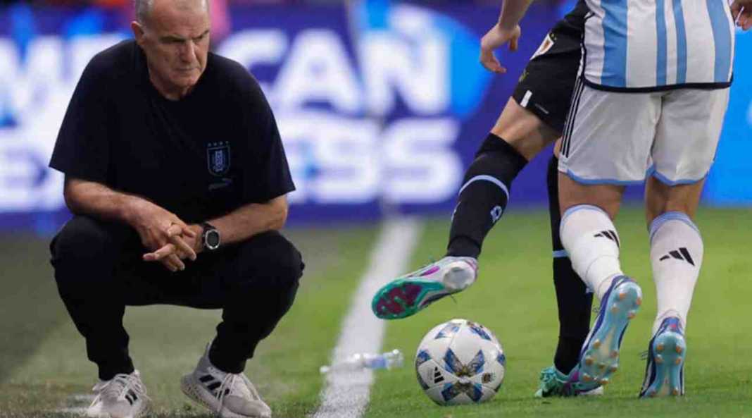 molecrayauguru Marcelo Bielsa mengamati pertandingan Argentina vs Uruguay