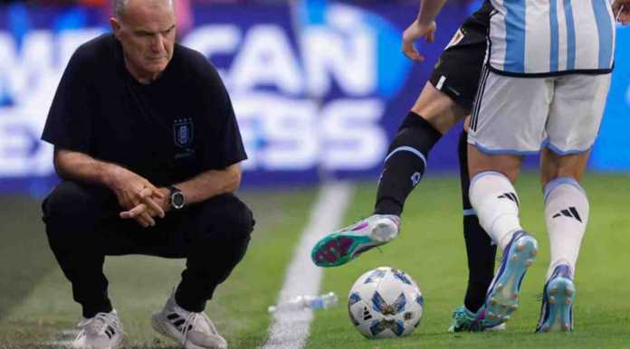 Marcelo Bielsa mengamati pertandingan Argentina vs Uruguay
