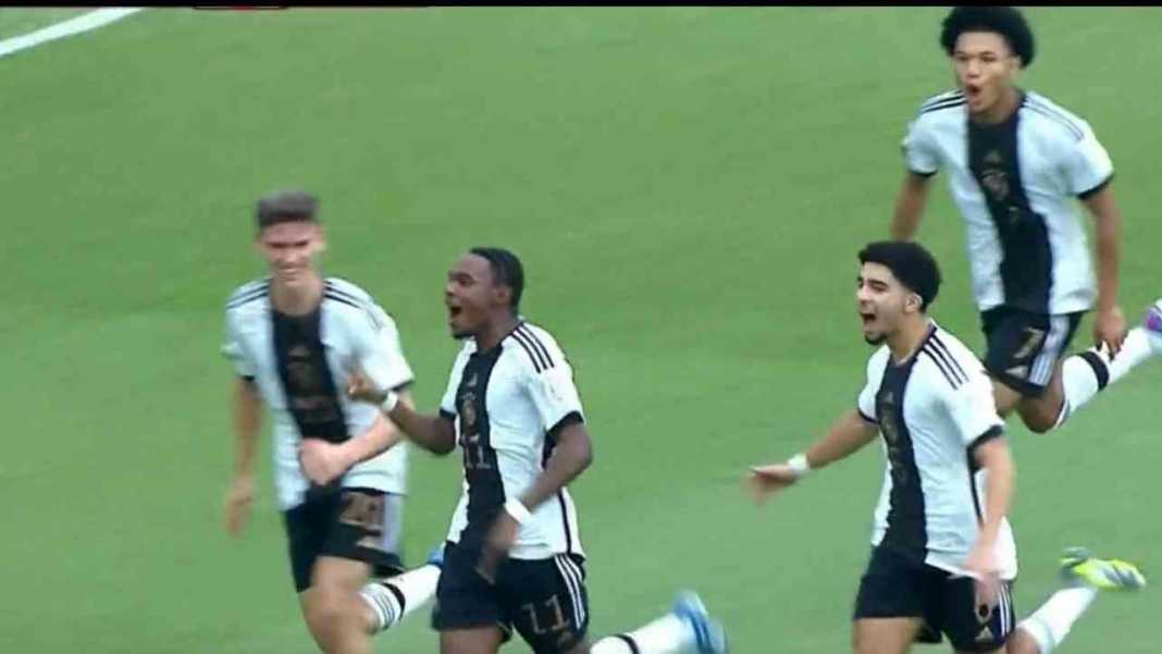 nnamreh Charles Hermann merayakan golnya ke gawang USMNT