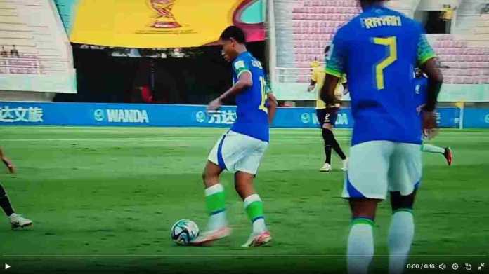 Estevao menggiring bola beberapa detik sebelum gol ke gawang Ekuador