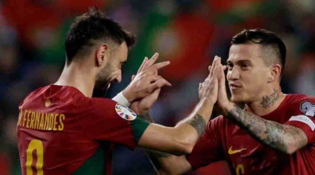 Bruno Fernandes merayakan golnya bersama Otavio