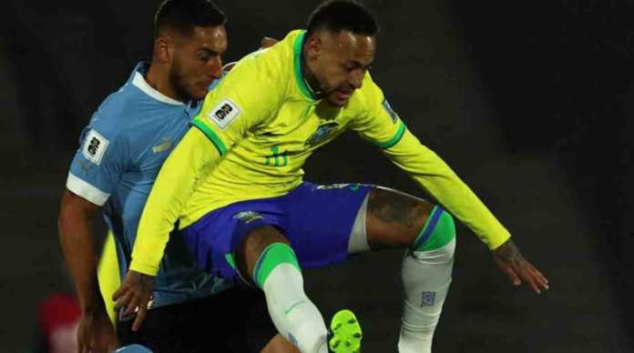 Neymar beraksi dalam sebuah pertandingan kontra Uruguay