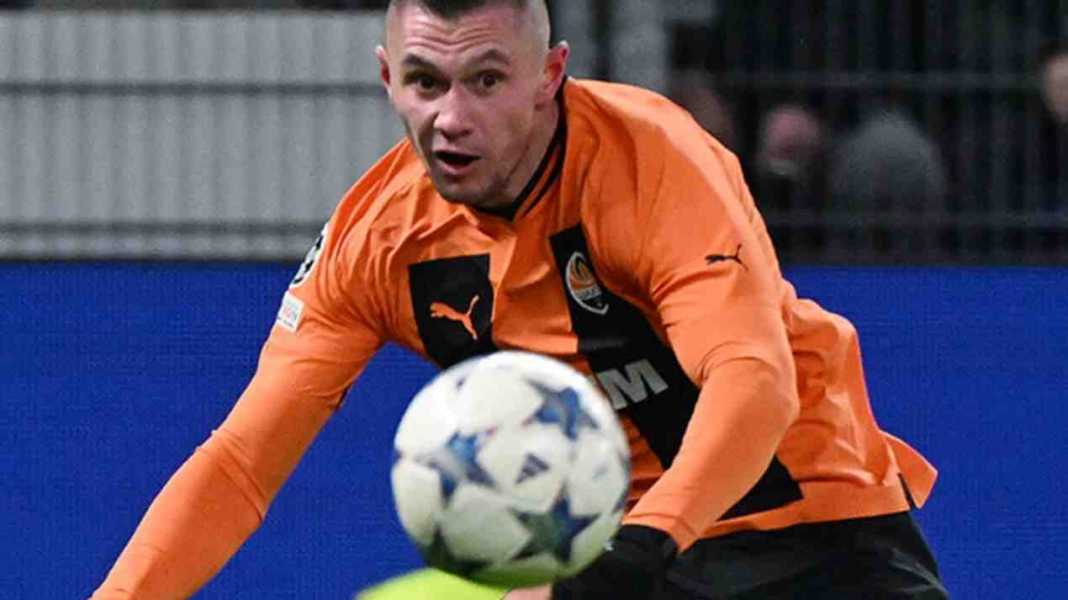 Oleksandr Zubkov melepaskan serangan ke arah gawang Royal Antwerp