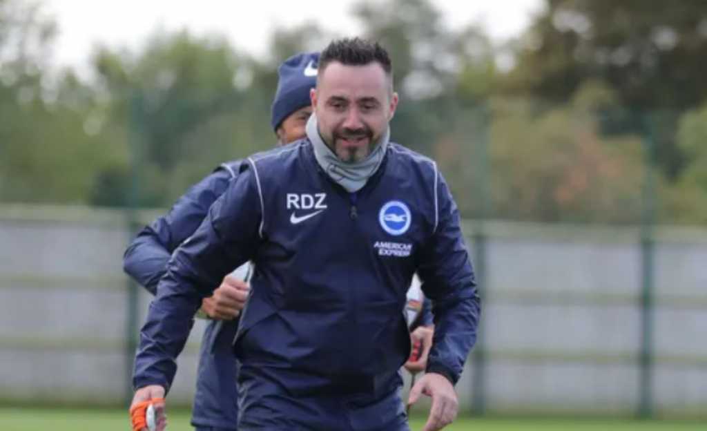 Robert De Zerbi dalam sebuah sesi latihan di Brighton