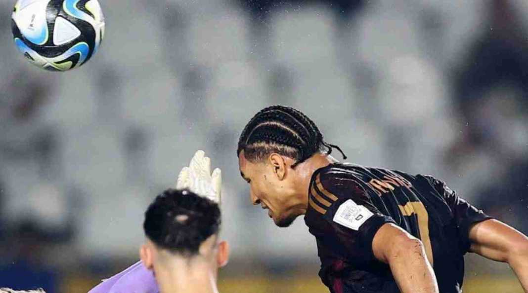 rennurbsirap17 Paris Brunner menyundul bola dalam laga Piala Dunia U17