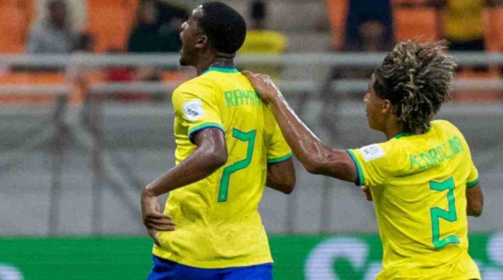 Rayan Vitor merayakan golnya bagi Brasil U17