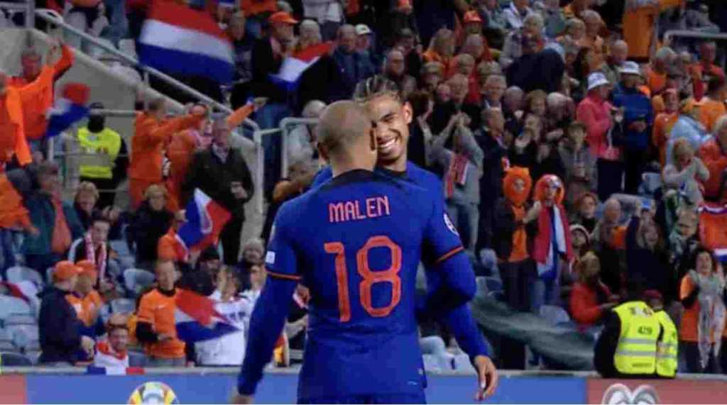 Calvin Stengs dan Donyell Malen merayakan gol keempat Belanda