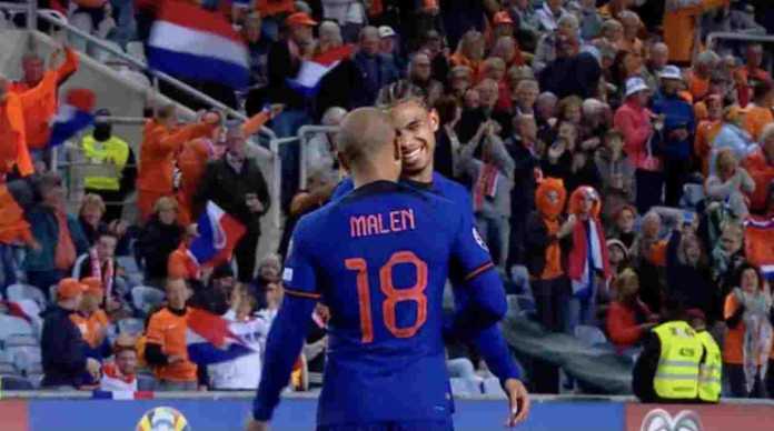 Calvin Stengs dan Donyell Malen merayakan gol keempat Belanda