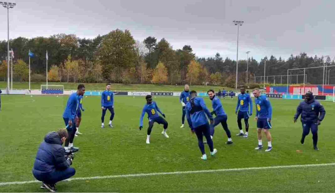 sirggnisanmitorue Para pemain Inggris melakukan sesi latihan ringan