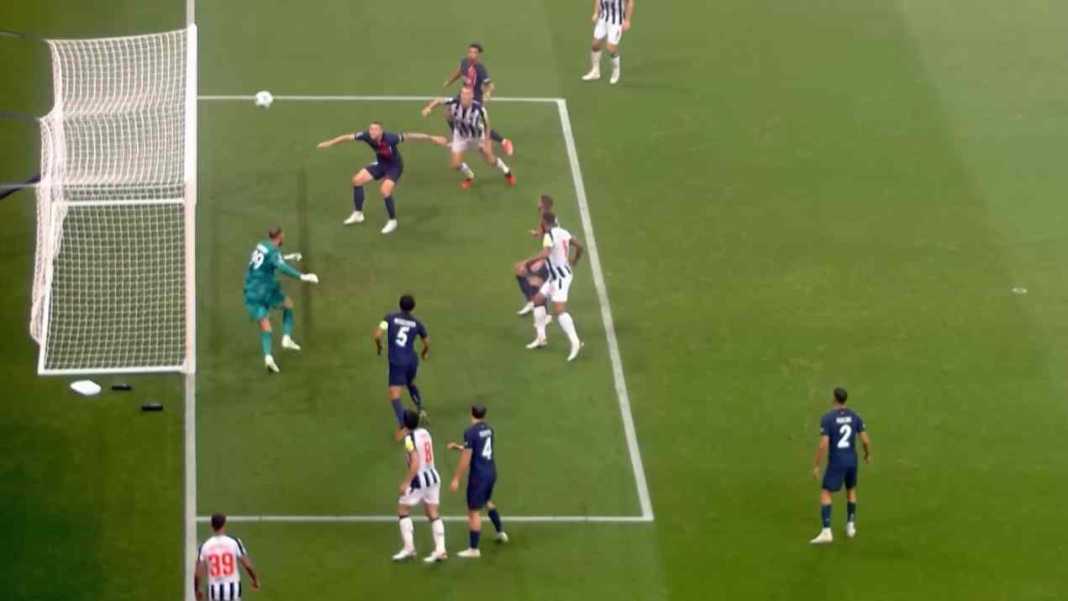 wengsp01lcu Sesaat sebelum Dan Burn mencetak gol ke gawang PSG