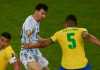 Messi dan Casemiro berebut bola dalam laga Argentina vs Brasil