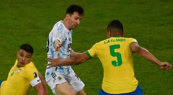 Messi dan Casemiro berebut bola dalam laga Argentina vs Brasil