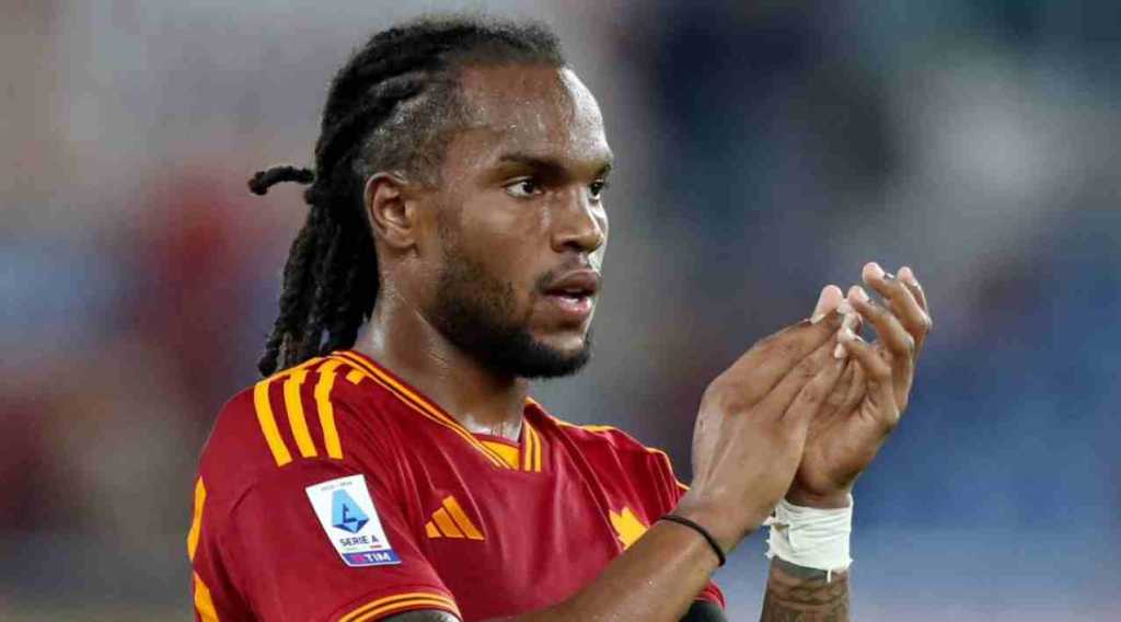 Renato Sanches mengenakan jersey AS Roma