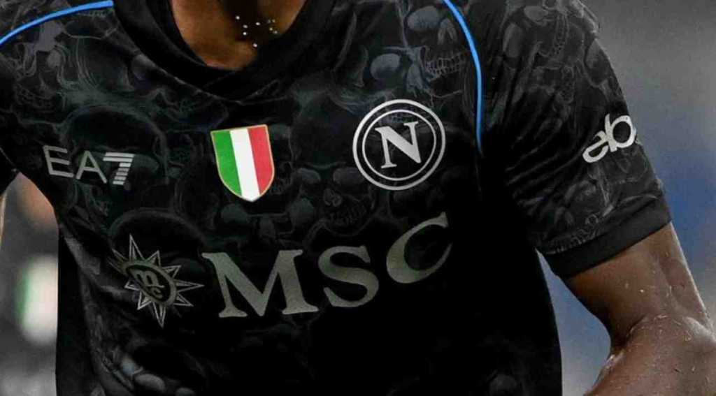 Logo Napoli seperti terlihat dari jersey Victor Osimhen
