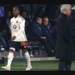 Renato Sanches mengendap-endap di belakang Jose Mourinho, berusaha tidak membuat marah pelatih berego besar itu