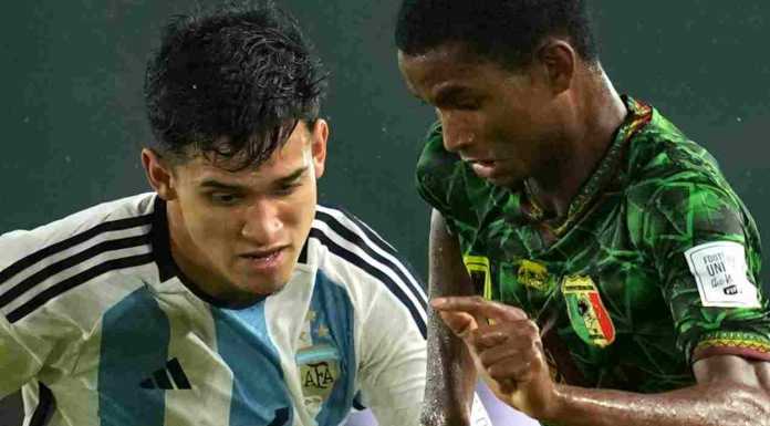 Mamadou Doumbia dan Dylan Gorosito berebut bola dalam laga Piala Dunia U17 2023