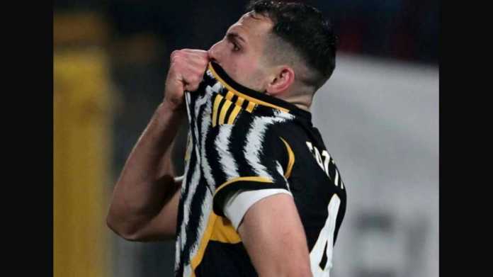 Federico Gatti merayakan golnya ke gawang Monza saat injury time