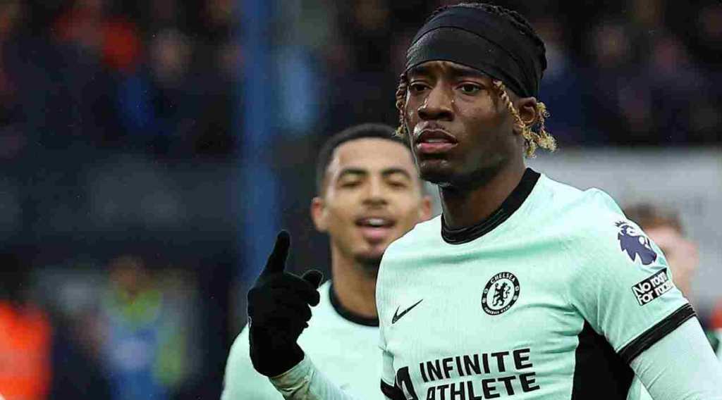 Noni Madueke merayakan golnya bersama Chelsea