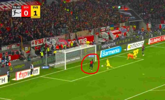 Victor Boniface menyodok bola ke gawang Borussia Dortmund dari jarak dekat