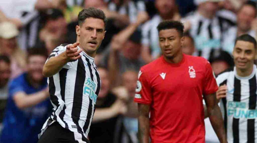 Fabian Schar merayakan golnya ke gawang Nottingham Forest