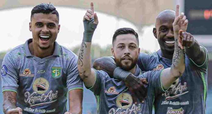 Robson Duarte merayakan golnya ke gawang Persikabo
