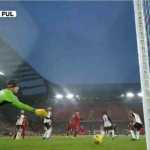 Kiper Bernd Leno coba meraih bola yang menjadi gol keempat Liverpool