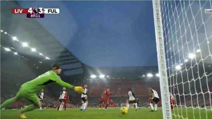 Kiper Bernd Leno coba meraih bola yang menjadi gol keempat Liverpool