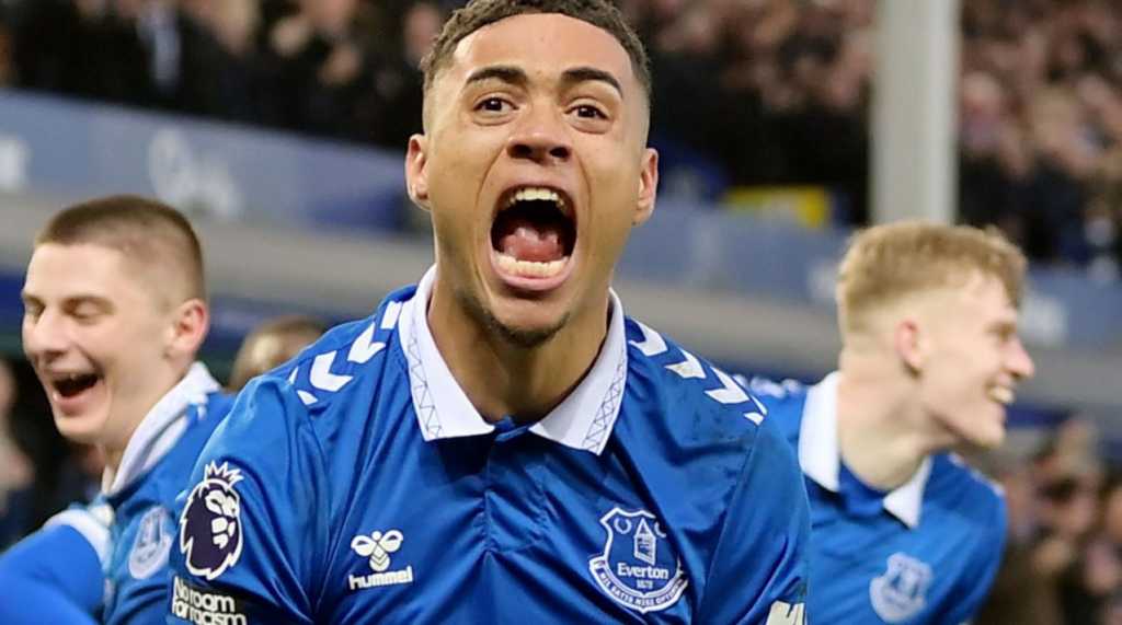 Lewis Dobbin merayakan gol pertamanya bagi skuad senior Everton