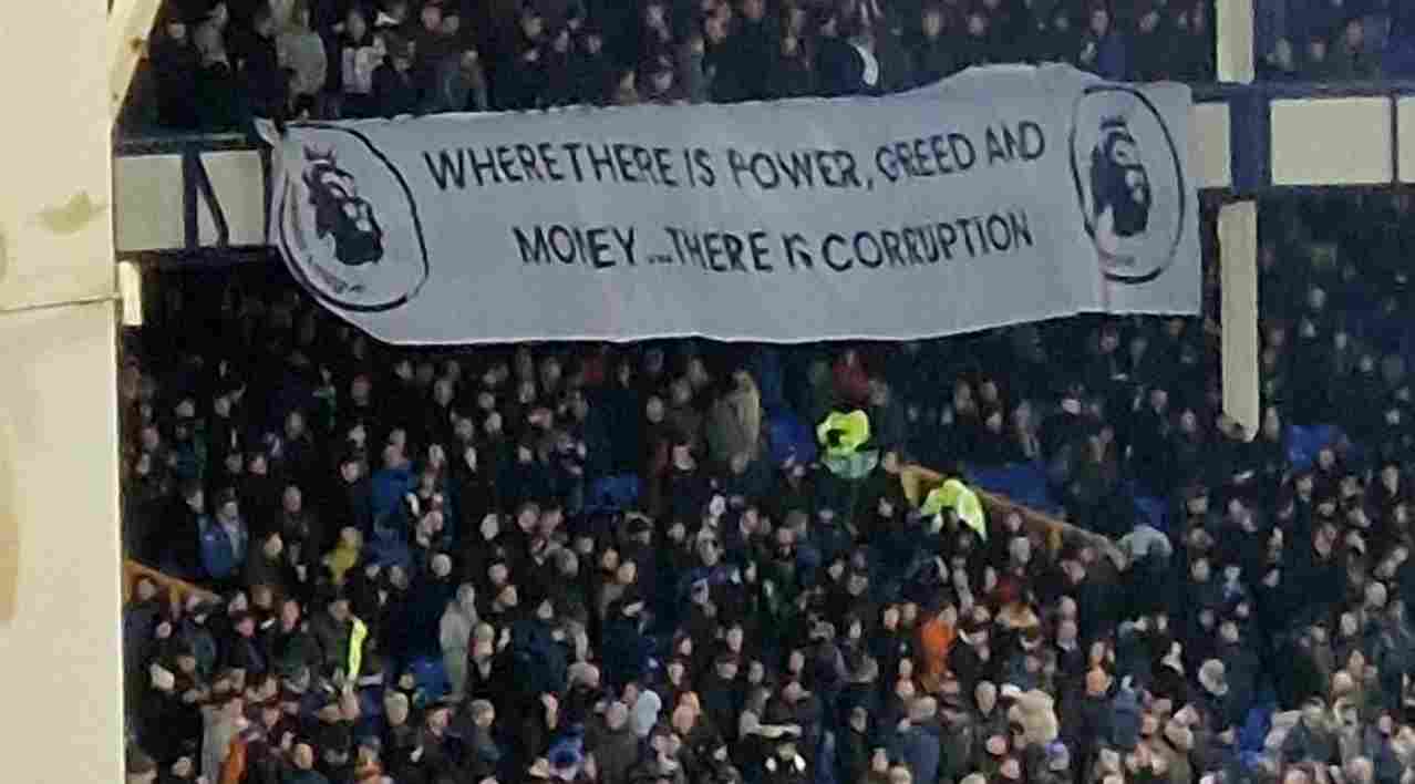 Pendukung Everton membentangkan spanduk protes terhadap otoritas Premier League