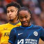 Raheem Sterling berebut bola melawan satu pemain Wolves